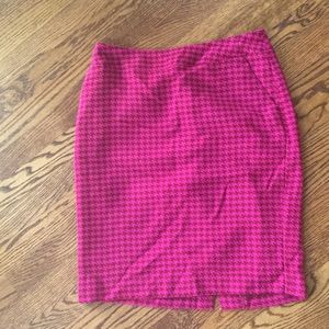 Pink Houndstooth patterned skirt